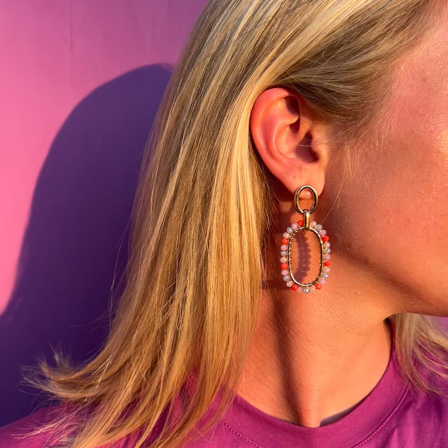 Oorhangers Ella goudkleurig met lila, roze en oranje kraaltjes